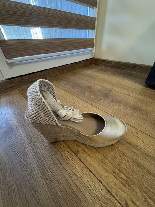 Обувки тип сандал на платформа