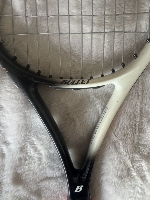 Vand racheta de tennis bullet cu husa.