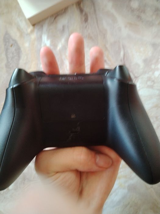 Продавам контролер за xbox series x  и s за части или за ремонт