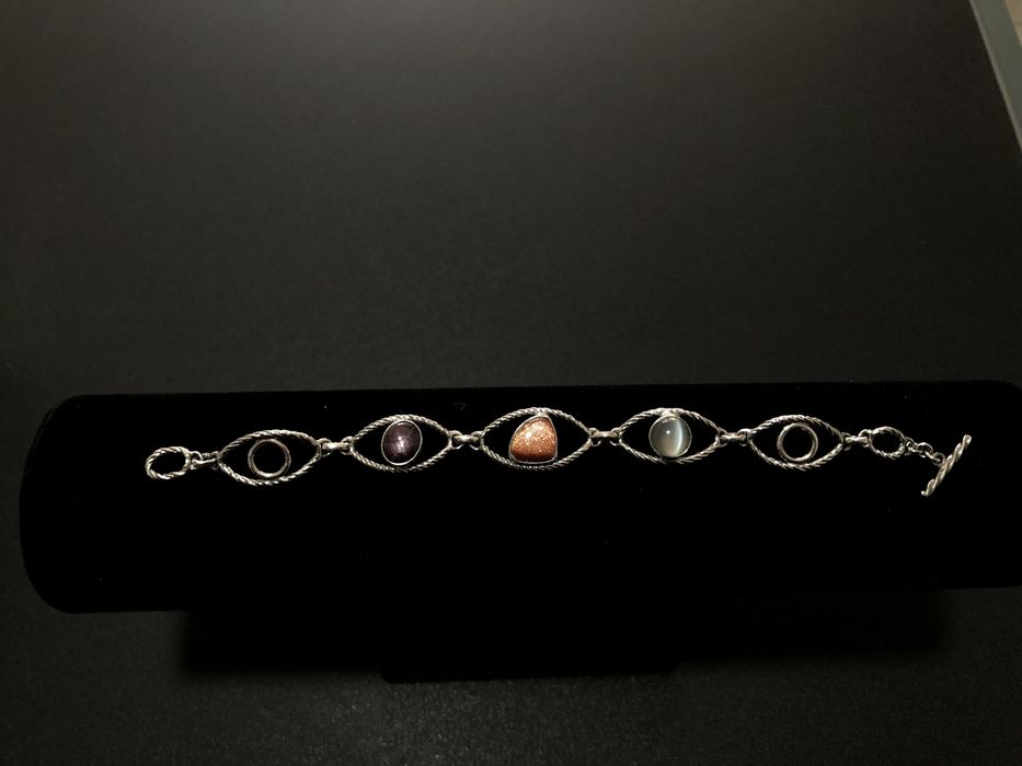 Сребърна гривна с естествени камъни
