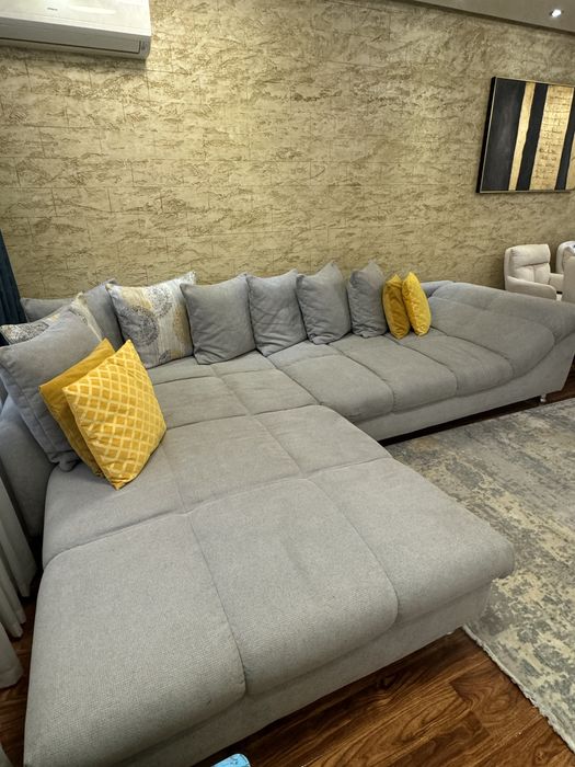 Сив ъглов диван с декоративни възглавници