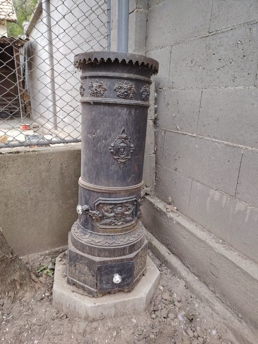 Vănd sobă din fontă veche cu postament de beton în jud arad oraș sănta