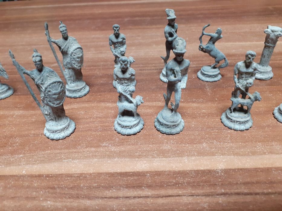 Метални фигури за шах.  Шах  с дървени фигури