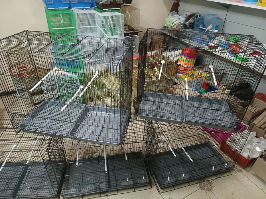 Большой выбор клеток для птиц