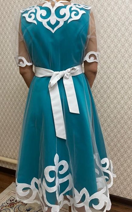 Әдемі дизайнмен тігілген көйлек.