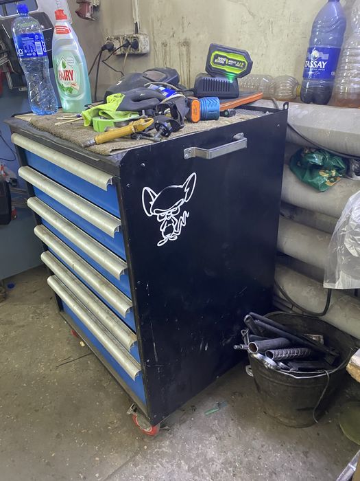 Инструментальный шкаф