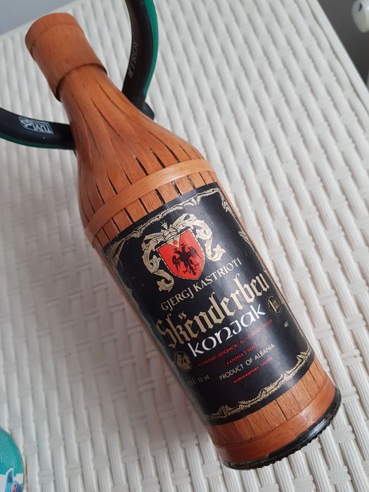 Sticla de coniac albanez, pentru nostalgici