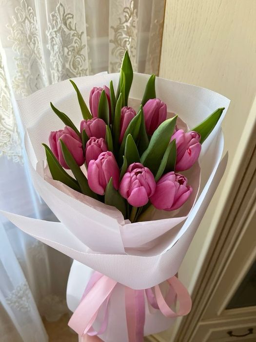 Букет из бабочек и живых тюльпанов