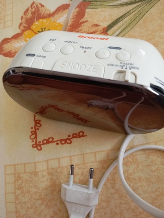 Ceas cu alarmă și radio