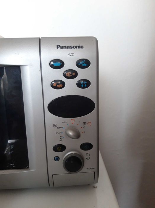 Cuptor microunde Panasonic NN j125M