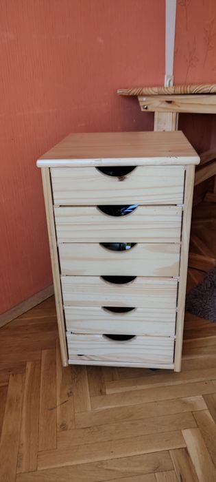 Бюро с регулируема височина