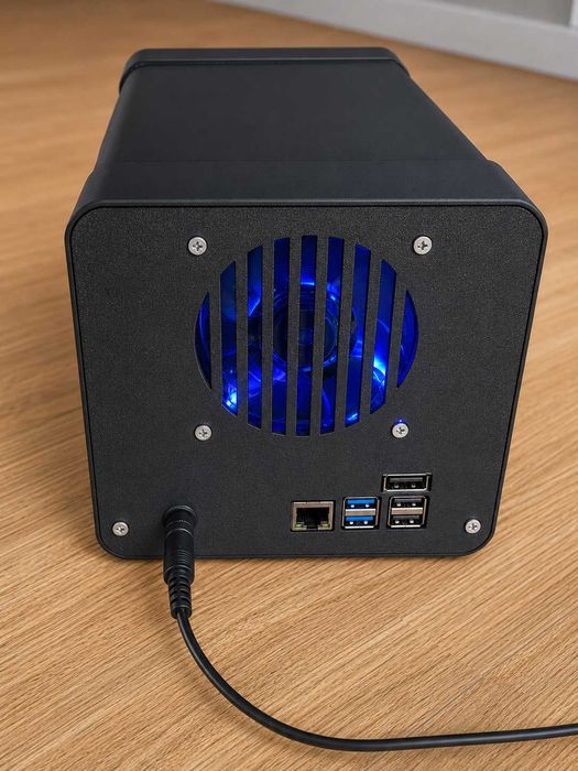 Carcasă NAS pentru Raspberry Pi – 4 x HDD/SSD 3.5"/2.5" | Răcire activă | Design premium Noua!
