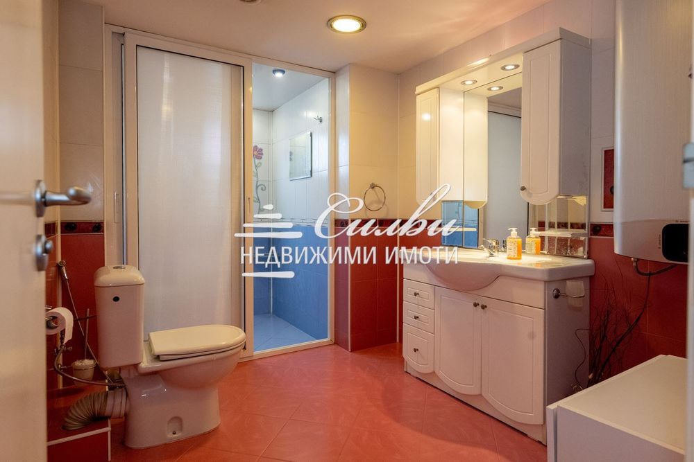 Етаж от ТУХЛЕНА къща - кв.Болницата