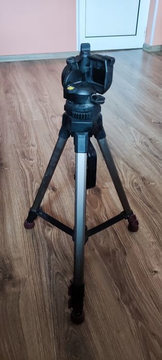 Статив /tripod/ CARENA