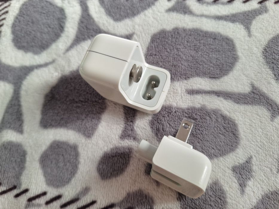 Продаётся оригинальный зарядник от Apple iPad
