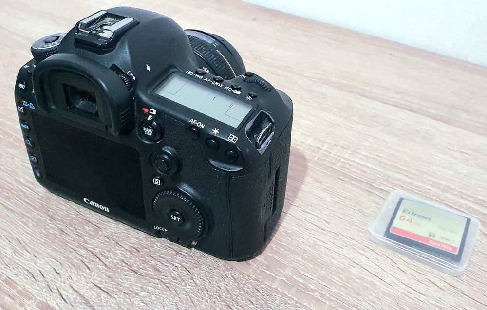 Canon 5D mark III + Canon 50mm 1.4 + 2 carduri de 64gb