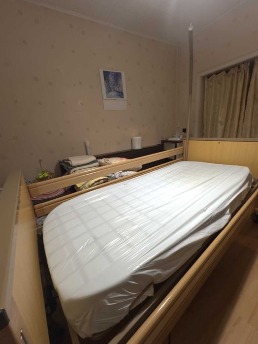 Болнично легло с антидекубитален дюшек