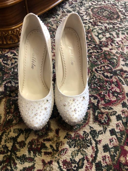 Oq tufli kelinchaklar uchun