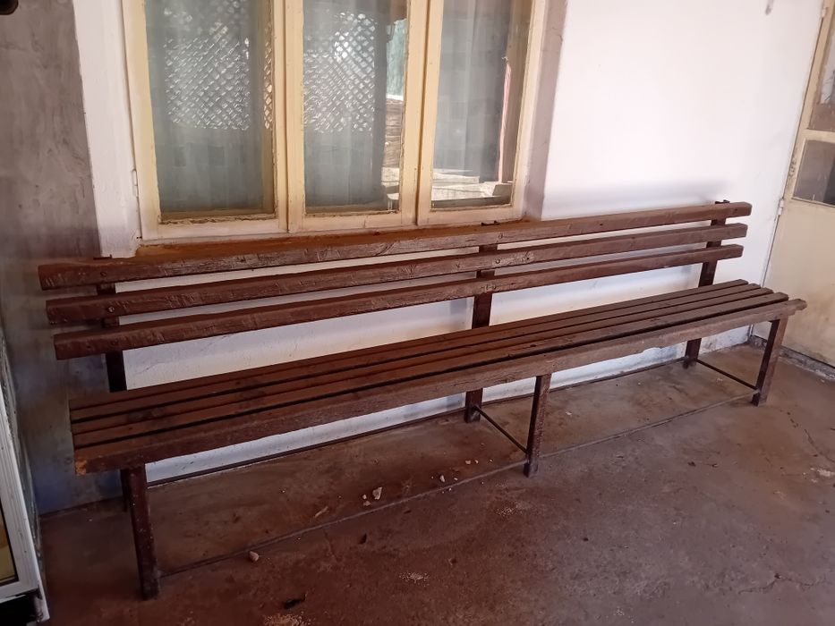 Масивна пейка за градината