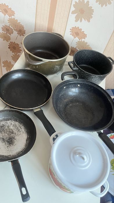 набор кастрюль и сковородок