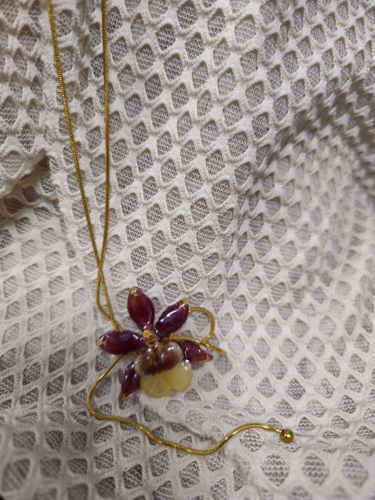 Колие с естествен цвят на мини орхидея.