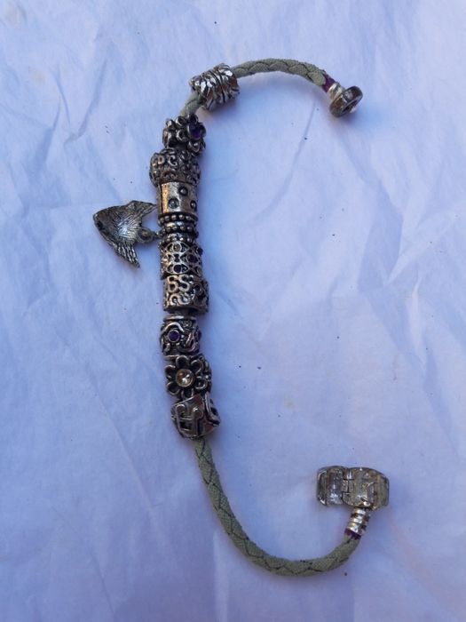 Brățară cu charmuri