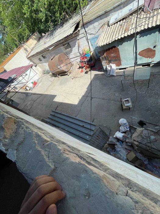 2 этажда жой сотилади ески Нежность кафеси. Цумни йон томонида.