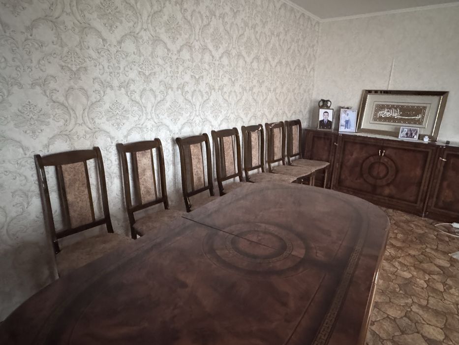 Стол со стульями