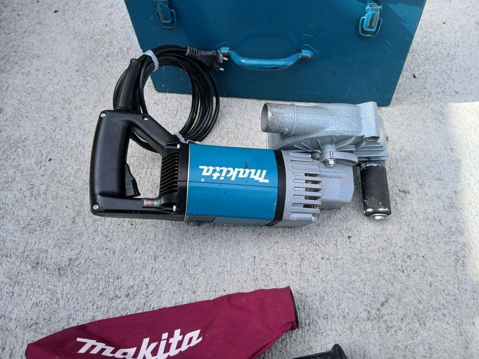 Професионална фреза за канали Makita 1800вата.