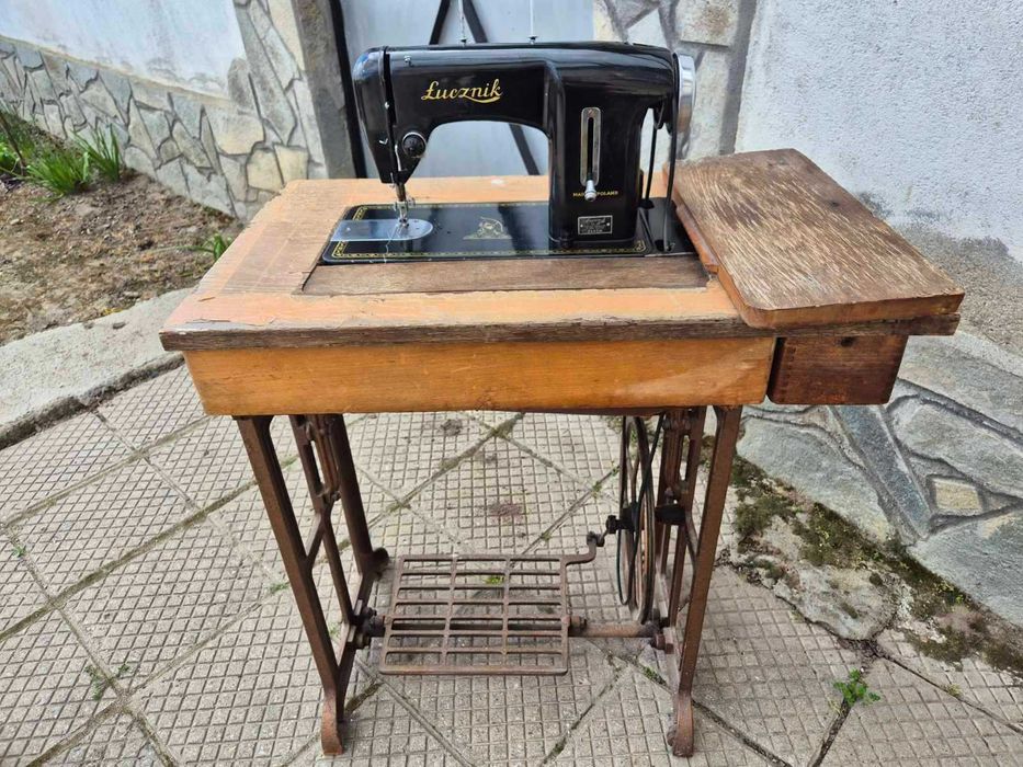 Ретро шевна машина Łucznik с маса – напълно работеща, винтидж стил