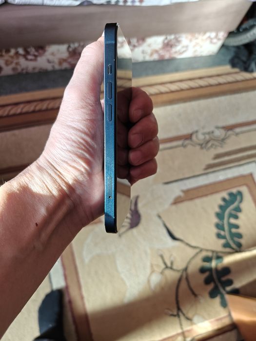 Продам iPhone 13