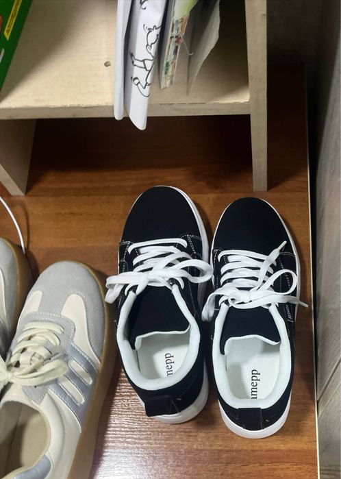 продам 2 пары обуви