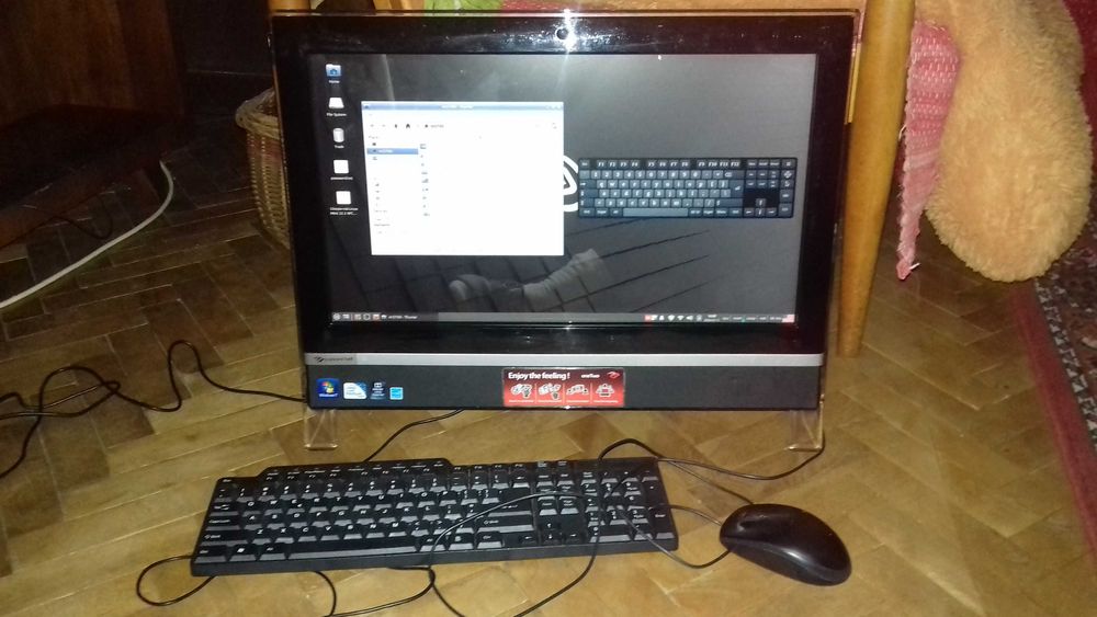 Trei calculatoare desktop