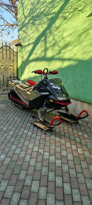 Snowmobil Ski Doo Summit X 850  Turbo  121 mile !!!