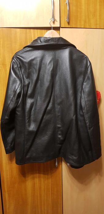 haina de piele aproape noua