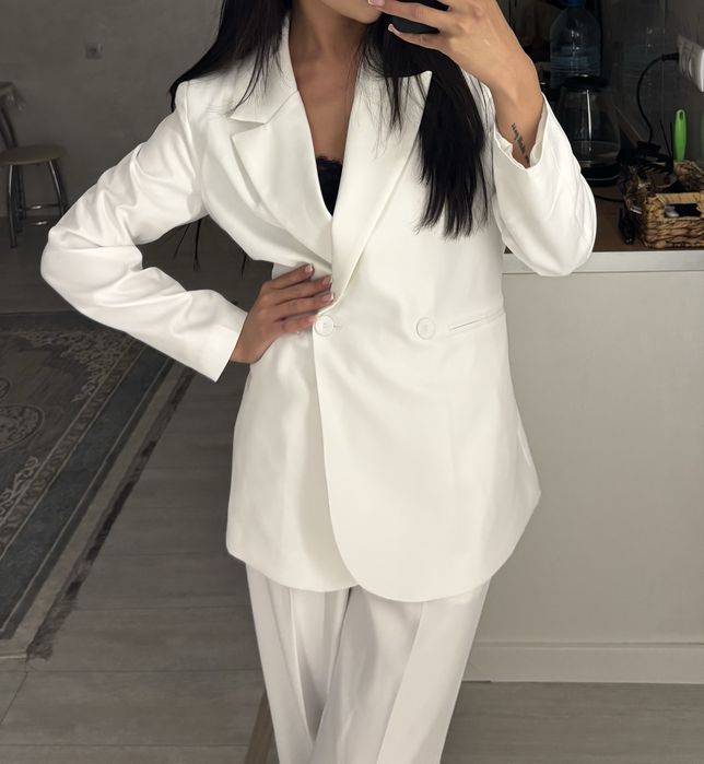 Костюм и брюки белого цвета