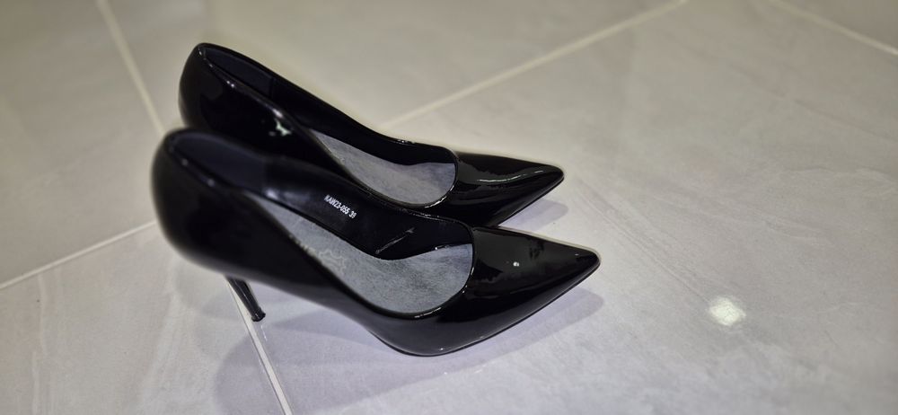 Дамски черни лачени обувки