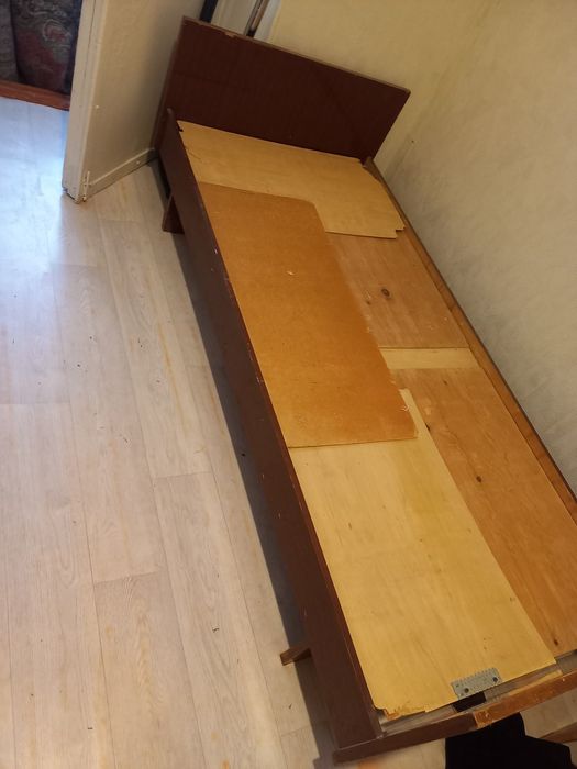 Кровать старая, требуется ремонт