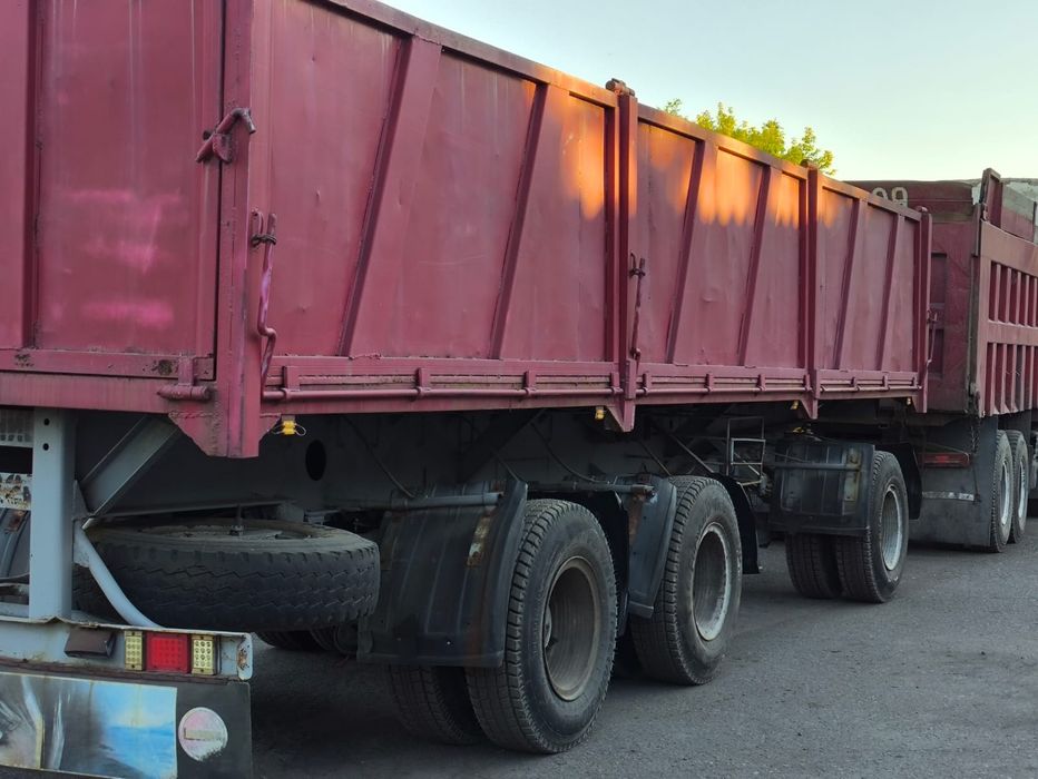 Автопоезд с самосвальным прицепом