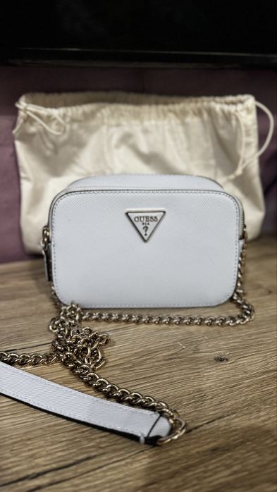 Малка кокетна чанта Guess