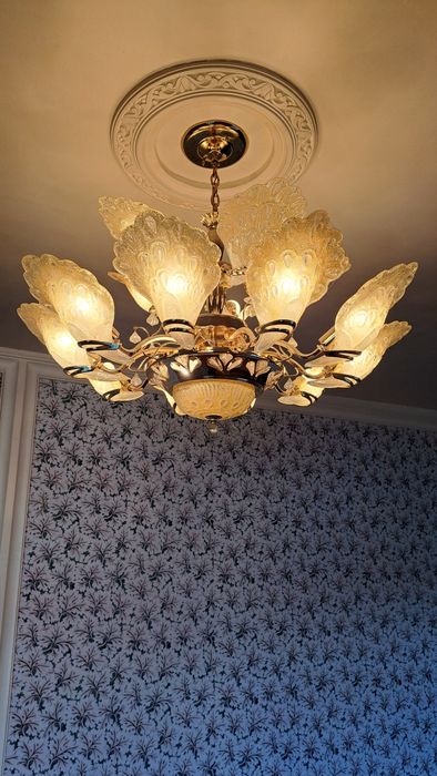 Люстра сотилади  ишлайди лампочкалари билан пульти и флешкаси билан