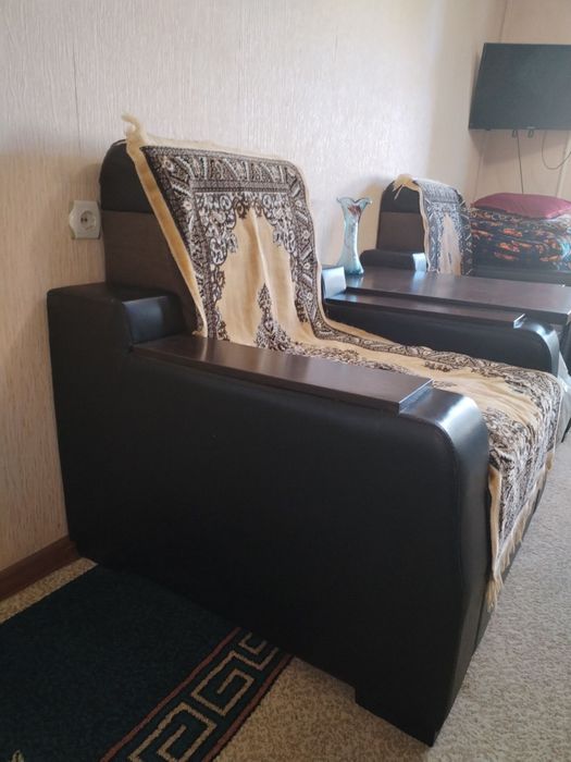 Кресла мебел и стол журнальный