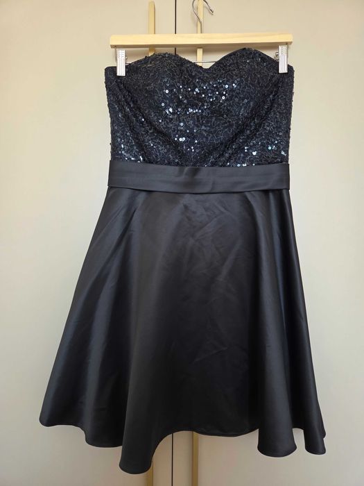 Коктейлна рокля на LAONA