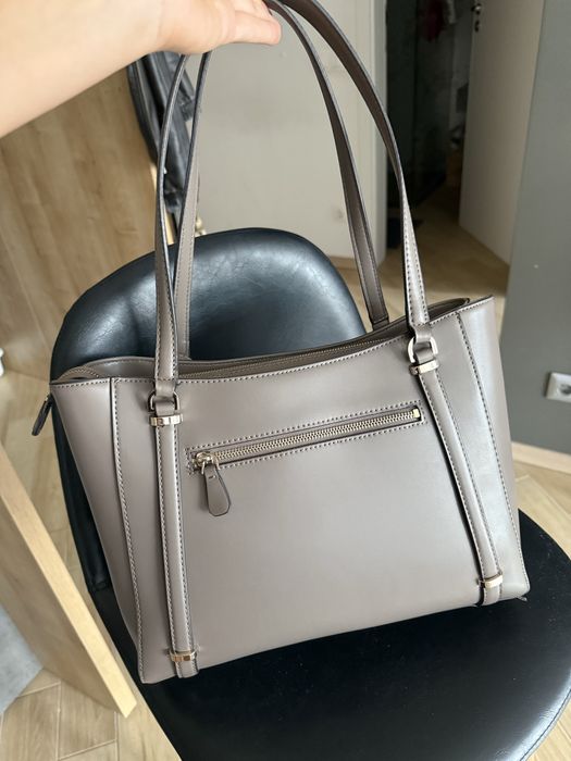 GUESS - дамска чанта; чисто нова