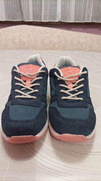 Дамски спортни обувки