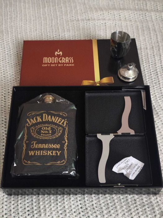 Премиум подаръчен комплект Jack Daniel’s: матово черна метална манерка + метална кутия за цигари (нов)