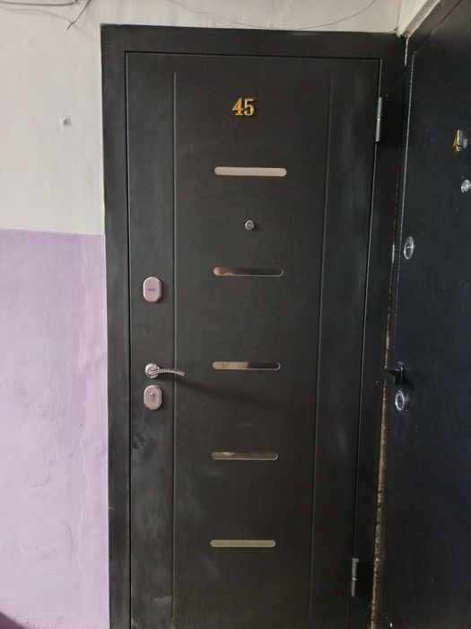 продам входную дверь 0,8