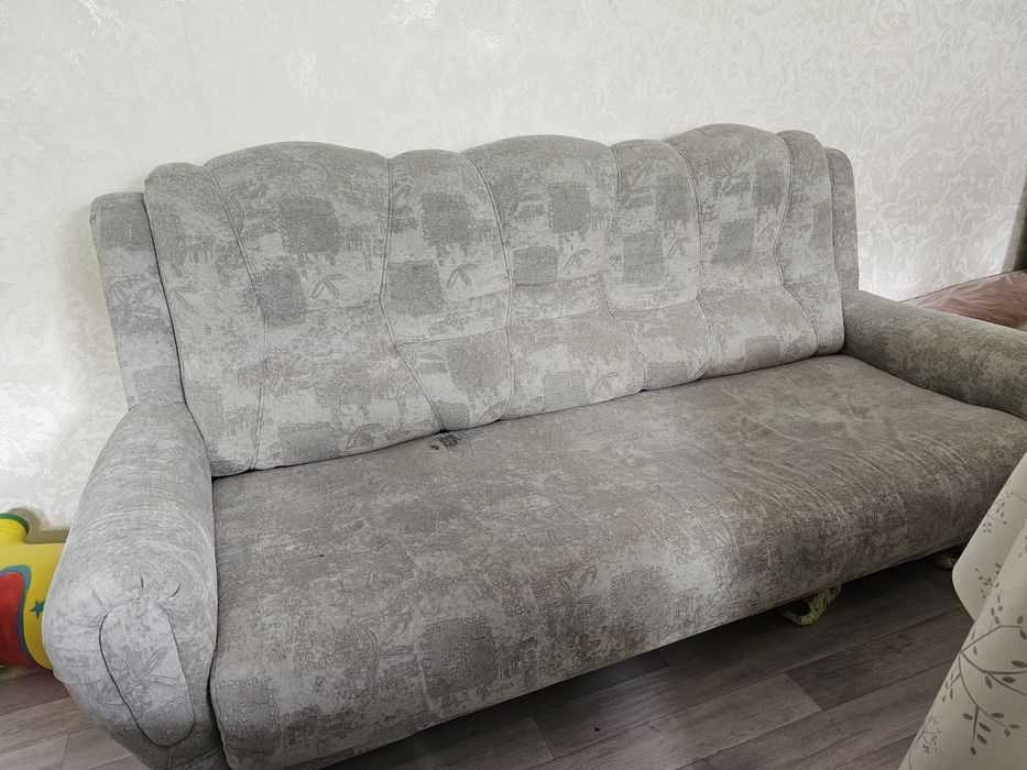 Продам диван с двумя креслами