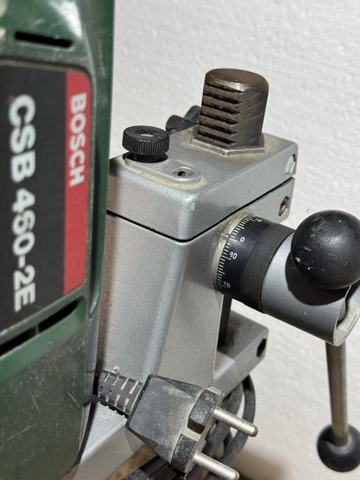 Mașina de gaurit BOSCH pe coloana cu menghina
