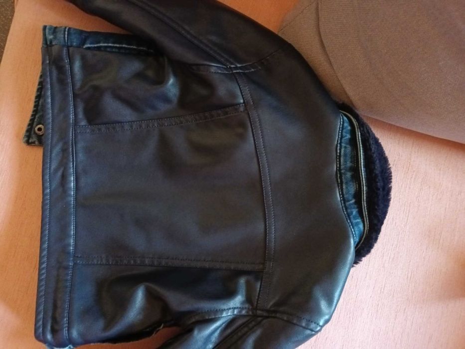 Продавам детско яке mayoral 98см